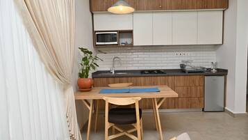 Fridge, microwave, stovetop, cookware/dishes/utensils