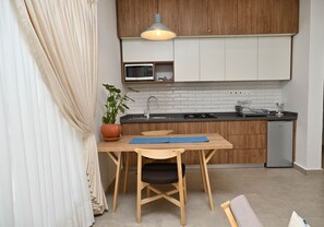 Kühlschrank, Mikrowelle, Herdplatte, Kochgeschirr/Geschirr/Besteck