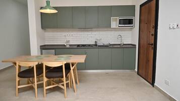 Geladeira, micro-ondas, cooktop, talheres/pratos/utensílios de cozinha