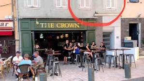 Ein Restaurant namens "The Crown" mit Außenbereich und Kopfsteinpflaster.