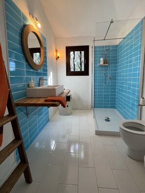 Asciugacapelli, bidet, asciugamani, sapone