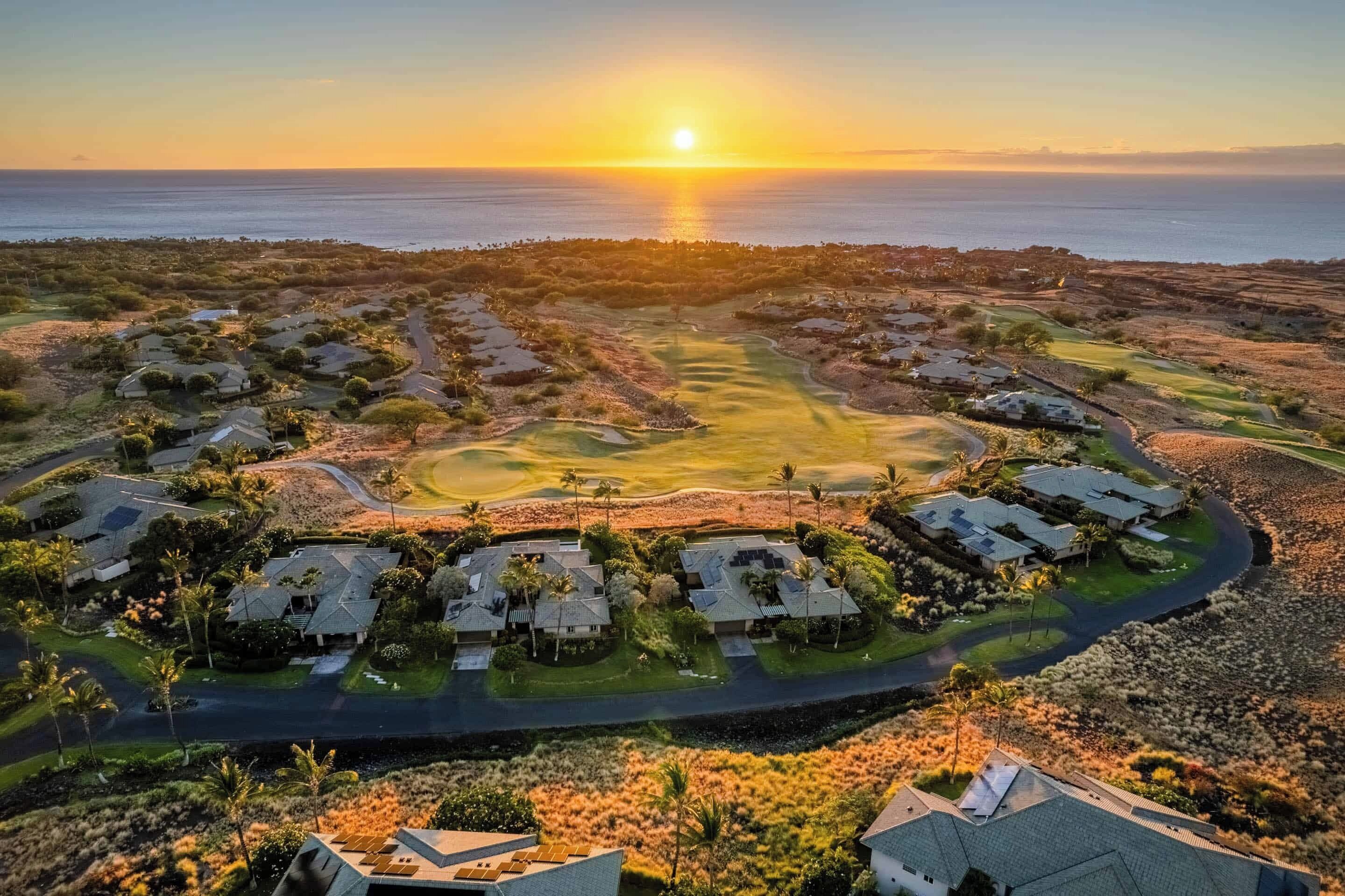 Une station balnéaire dotée de plusieurs villas, d’un parcours de golf et offrant une vue sur l’océan au coucher du soleil.
