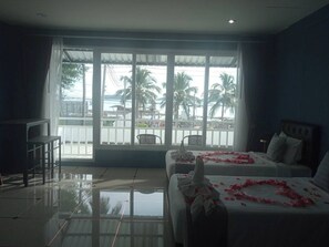 Suíte exclusiva, várias camas, vista para o mar, de frente para a praia | Escrivaninha, cortinas blackout, quartos à prova de som