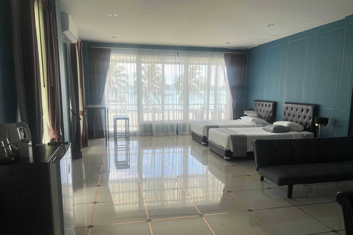 Exclusive Suite, Multiple Beds, Sea View, Beachfront | Desk, blackout curtains, soundproofing, free WiFi