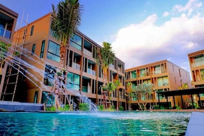 Una piscina al aire libre