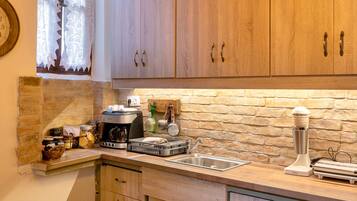Deluxe House, City View | Private kitchen