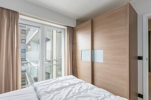 2 bedrooms, iron/ironing board, WiFi