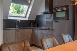 Réfrigérateur, micro-ondes, plaque de cuisson, lave-vaisselle