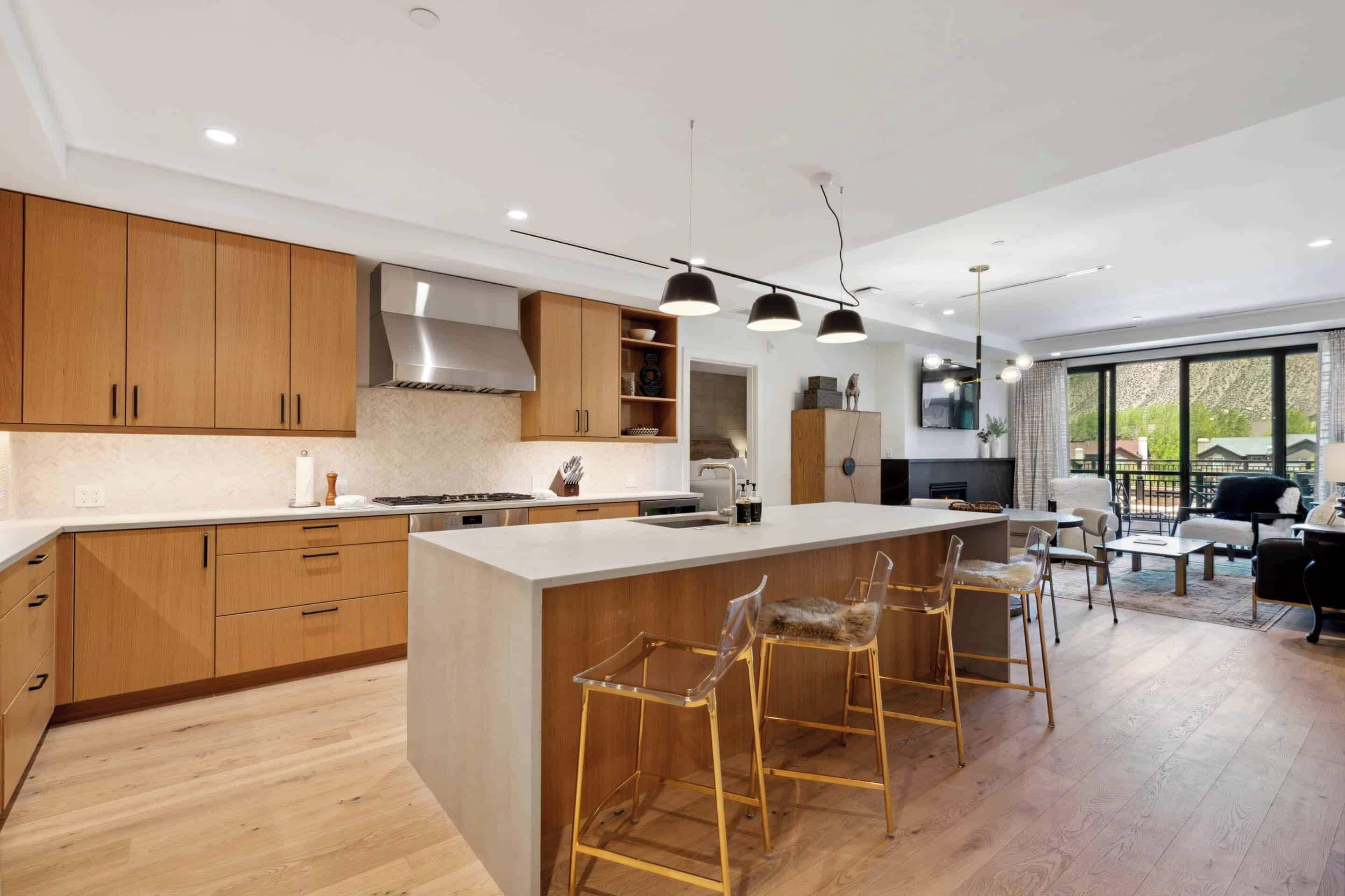 Kylskåp, mikrovågsugn, ugn och spishäll