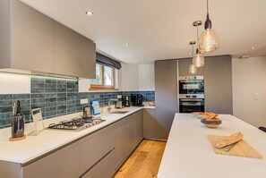 Kjøleskap, mikrobølgeovn, ovn og oppvaskmaskin