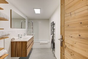 Dusche, Haartrockner, Handtücher