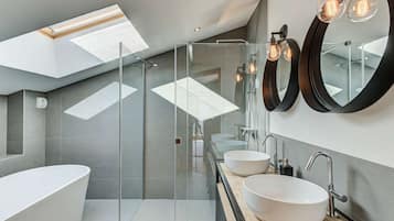 Douche, sèche-cheveux, serviettes fournies