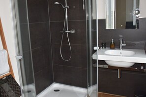 Douche, serviettes fournies