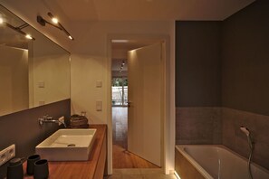 Een douche, een haardroger, een bidet, handdoeken