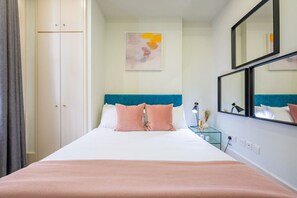 Een strijkplank/strijkijzer, reisbedje, gratis wifi, beddengoed