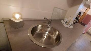 Kjøleskap, mikrobølgeovn, ovn og kokeplater