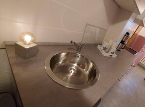 Køleskab, mikrobølgeovn, ovn, kogeplade