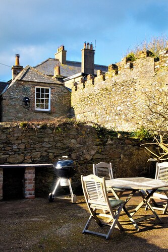 Coach house  sleeping 8 in historic yard near gorgeous beaches .