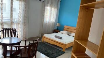 Chambre Double Confort | Espace de travail pour ordinateur portable, Wi-Fi gratuit