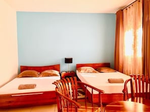 Espacio para trabajar con laptop y wifi gratis