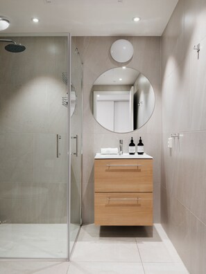 Appartement exclusif, 2 chambres, vue sur l’océan | Salle de bain | Pantoufles, serviettes fournies
