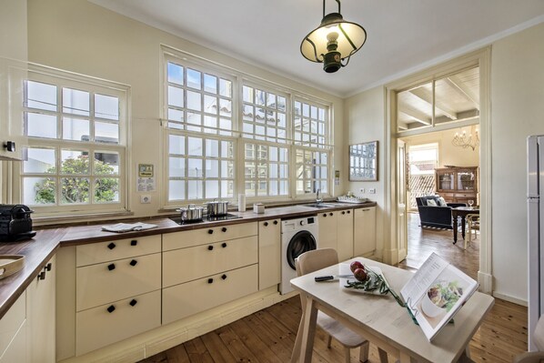 Kühlschrank, Mikrowelle, Ofen, Geschirrspüler