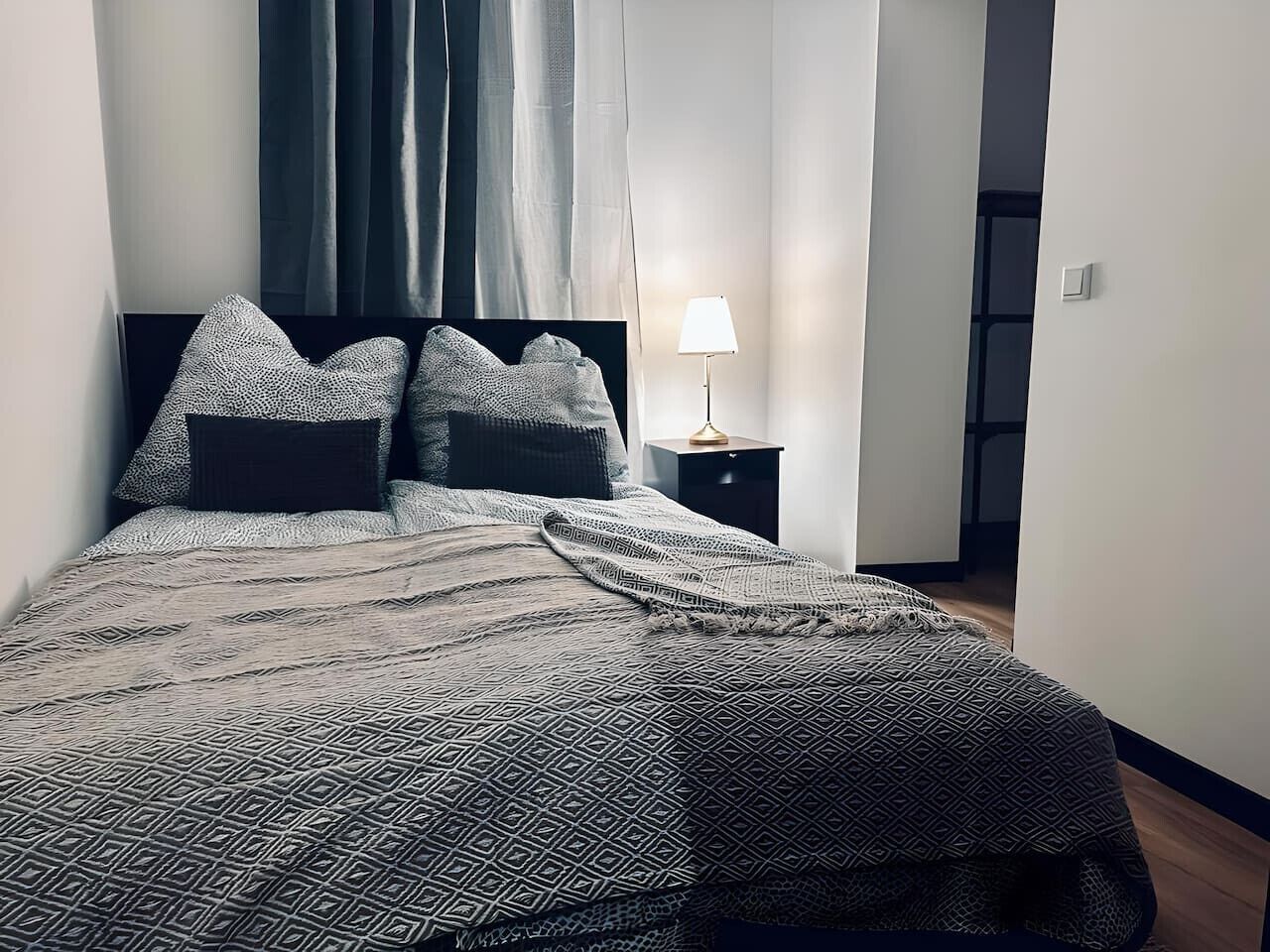 3 habitaciones, tabla de planchar con plancha, wifi y ropa de cama 