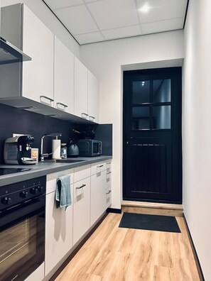 Kjøleskap, mikrobølgeovn, ovn og kokeplater