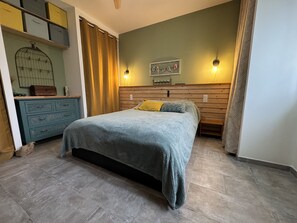 2 bedrooms, desk, iron/ironing board, free WiFi