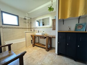 Shower, hair dryer, towels