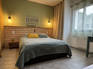 2 bedrooms, desk, iron/ironing board, free WiFi