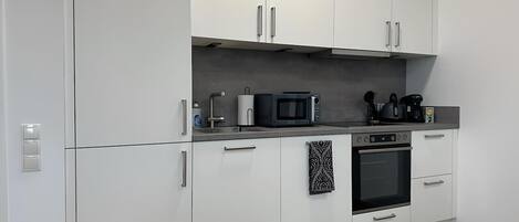 Kjøleskap, mikrobølgeovn, ovn og kokeplater