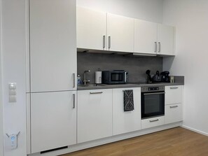 Kylskåp, mikrovågsugn, ugn och spishäll