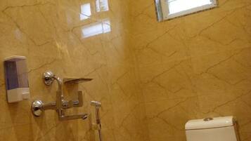 Doppia Deluxe | Bagno | Doccia, soffione a pioggia, asciugamani, sapone