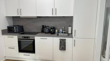 Geladeira, micro-ondas, fogão, cooktop