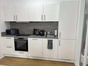 Frigorifero, microonde, forno, piano cottura