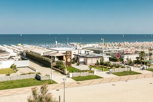 Spiaggia privata, sabbia bianca, lettini da mare, ombrelloni