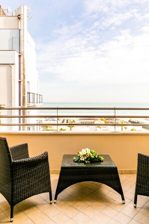 スーペリア トリプルルーム バルコニー シービュー | 羽毛の掛け布団、ミニバー、セーフティボックス (室内)、デスク