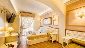 Executive kamer, 1 twee- of 2 eenpersoonsbedden, balkon, uitzicht op zee | Donzen dekbedden, een minibar, een kluis op de kamer, een bureau