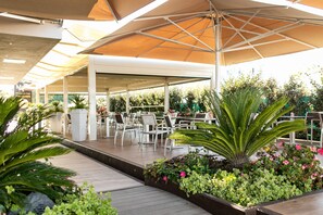 Outdoor dining - Hotel Mazzanti (Cervia)