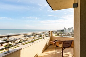 Cubrecamas, minibar, caja de seguridad en la habitación y escritorio 