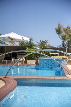 Seasonal outdoor pool, pool umbrellas, pool loungers - Hotel Mazzanti (Cervia)