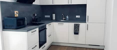 Kühlschrank, Mikrowelle, Ofen, Herdplatte