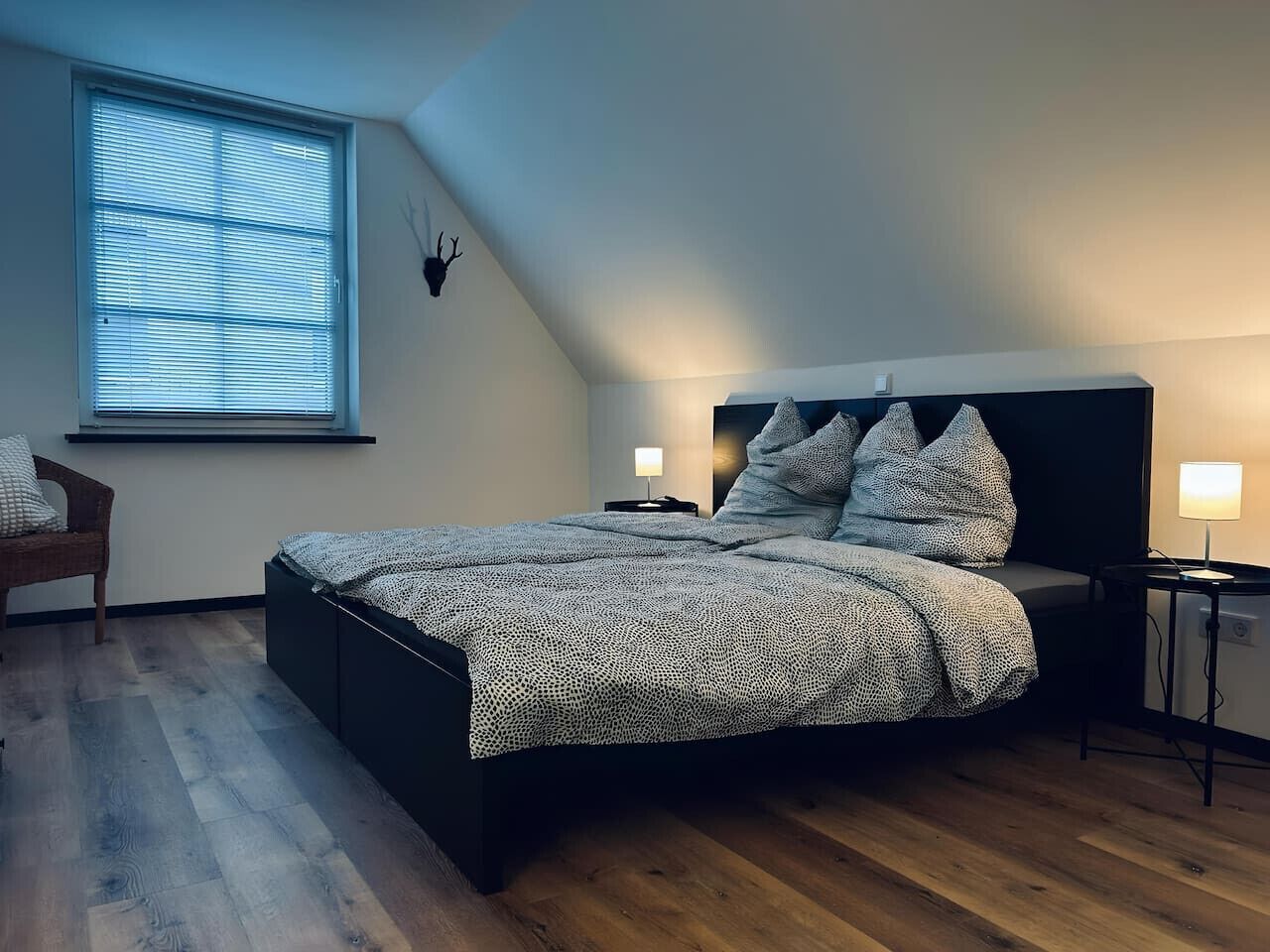 4 habitaciones, tabla de planchar con plancha, wifi y ropa de cama 