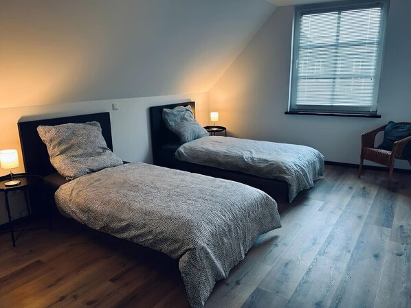 3 habitaciones, tabla de planchar con plancha, wifi y ropa de cama