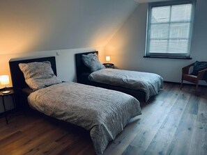 4 quartos, ferros/tábuas de passar roupa, Wi-Fi, roupa de cama