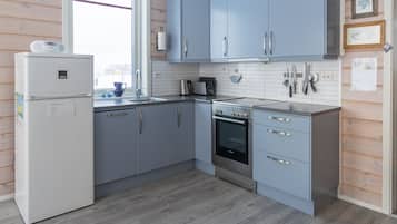 Frigorífico grande, horno, placa de cocina y lavavajillas