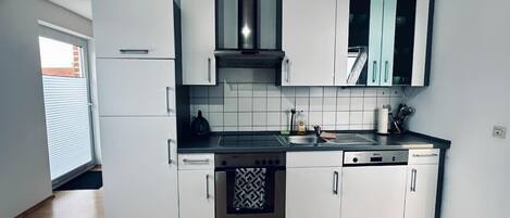 Kühlschrank, Mikrowelle, Ofen, Herdplatte