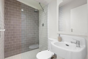 Apartment (1 Bedroom) | Badezimmer | Dusche, Handtücher