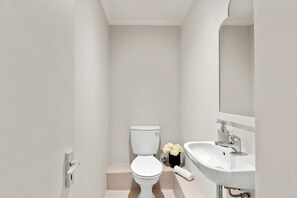 Apartment (1 Bedroom) | Bathroom | Shower, towels